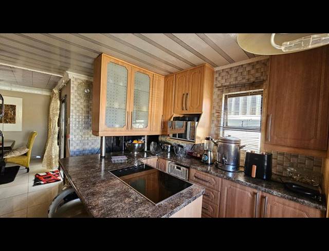 5 BEDROOM HOUSE FOR SALE IN PROTEA GLEN EXT